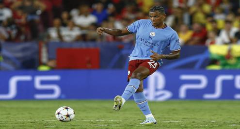 أكانجي لاعب مانشستر سيتي يعترف: نعم كنت مشجعًا ليونايتد